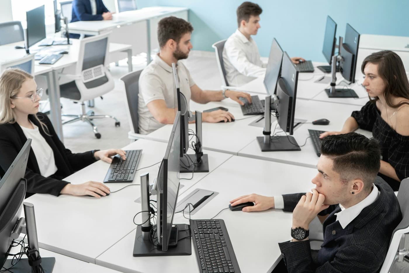 Equipe de operação trabalhando em estações com vários monitores