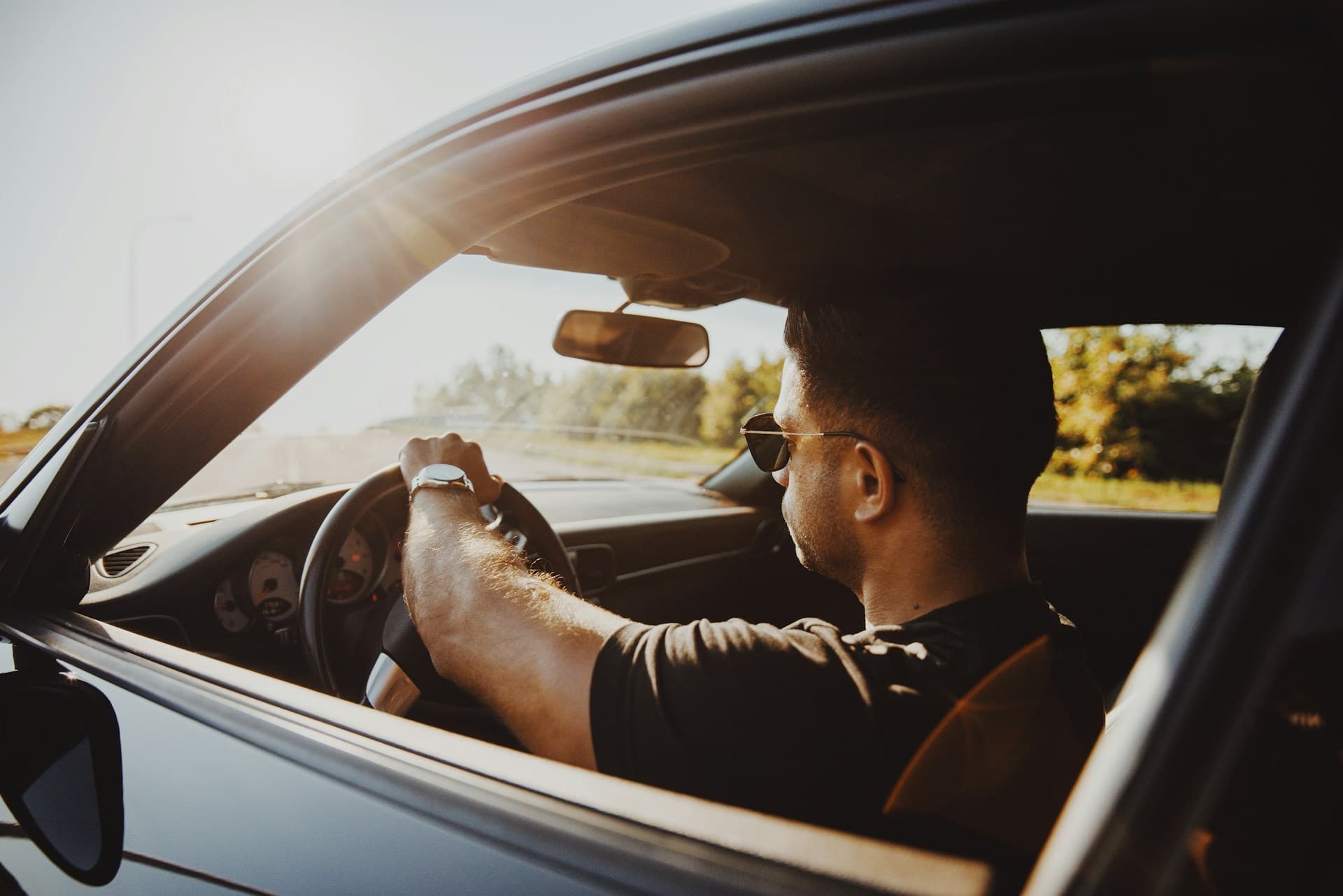 Motorista de óculos escuros dirigindo um veículo da empresa
