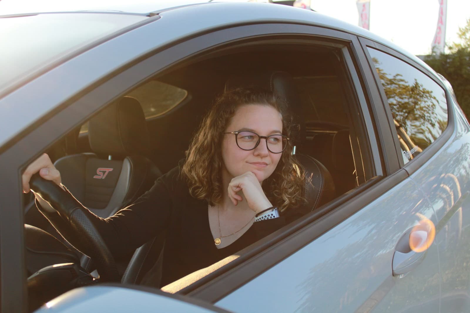 Motorista sorrindo ao volante do carro