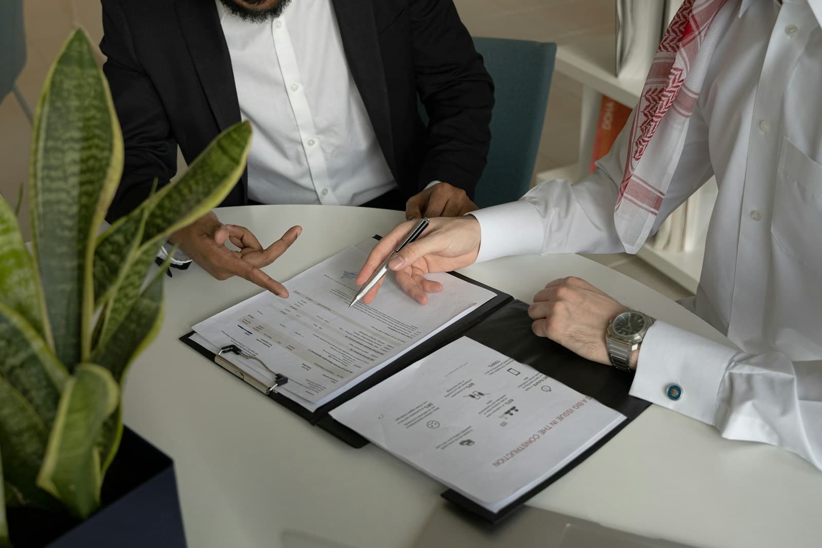 Duas pessoas revisando e assinando um contrato