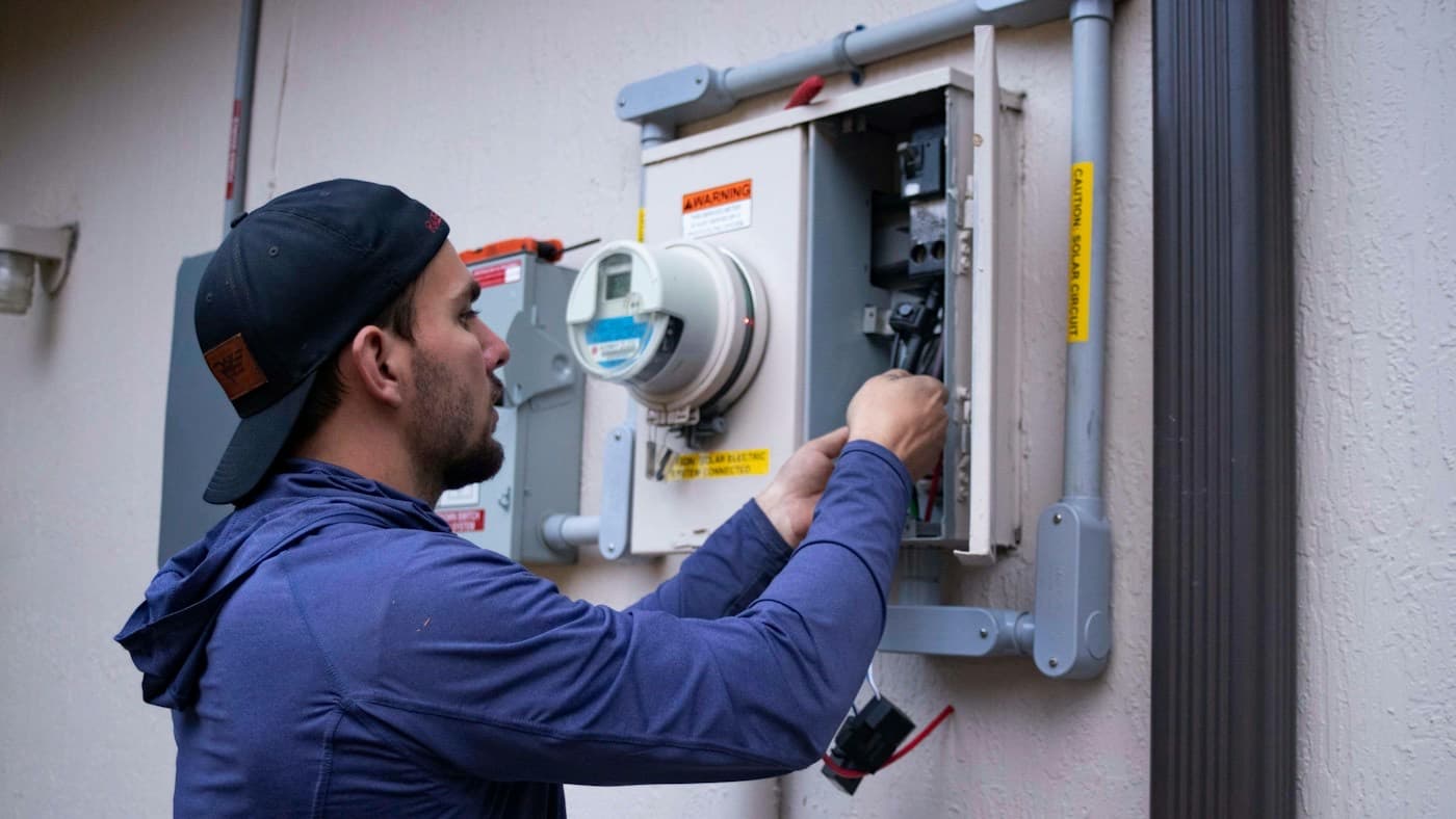 Eletricista trabalhando em um quadro de energia