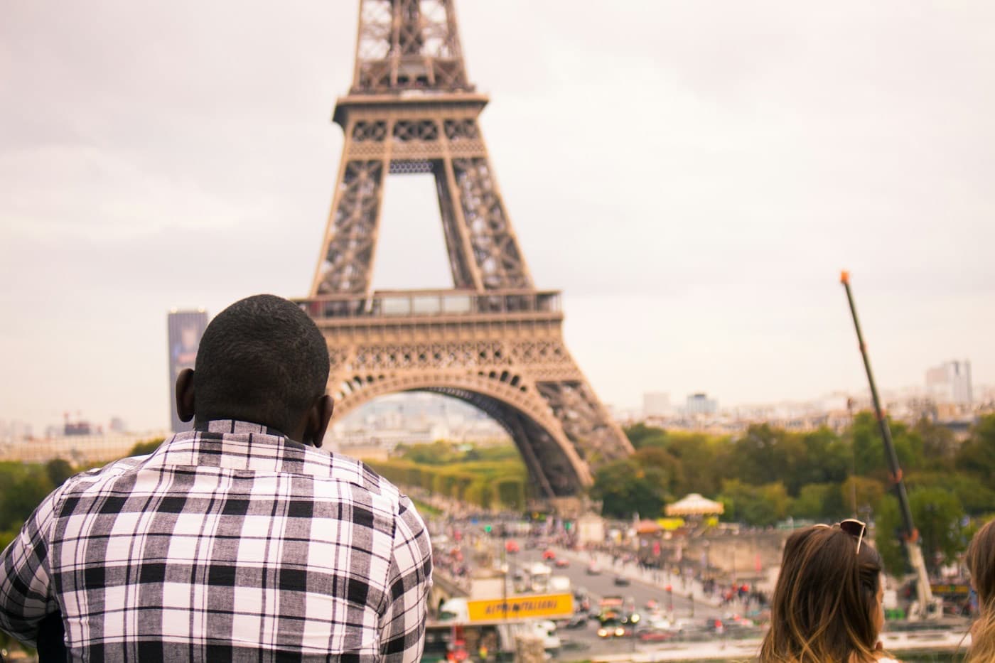 Turista observando a Torre Eiffel em Paris